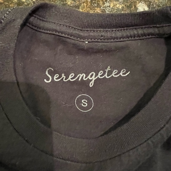 Serengetee Black T-Shirt “Catch Flights Not Feelings” - Picture 2 of 7